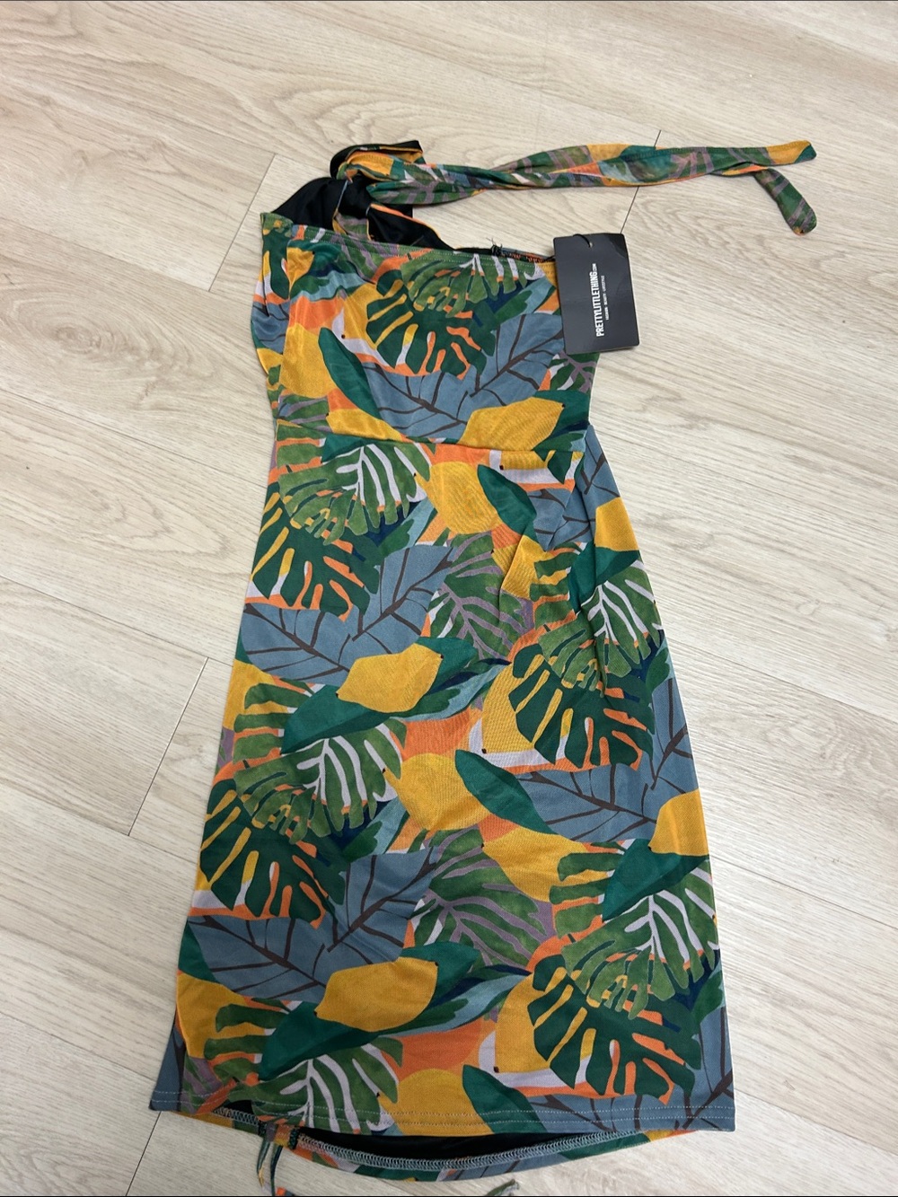 PrettyLittleThing lemon ๐ print mesh halter neck Dress - Picture 5 of 5
